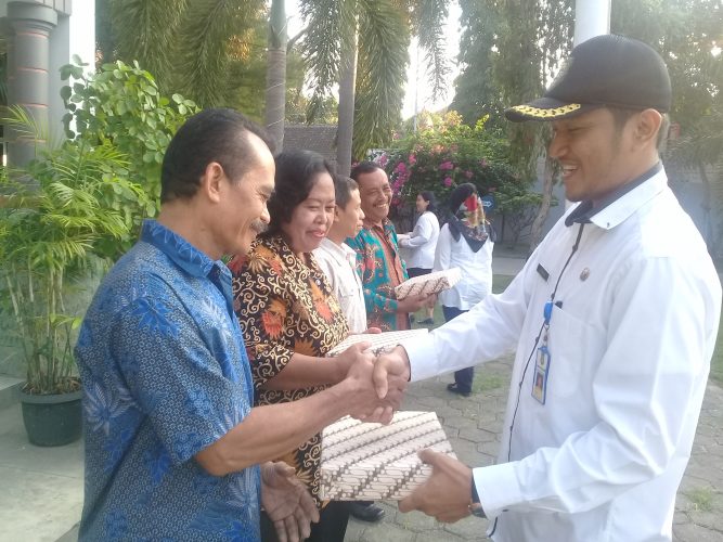 CAMAT MANGUHARJO BERI TALI ASIH KEPADA PENSIUNAN PNS KECAMATAN MANGUHARJO